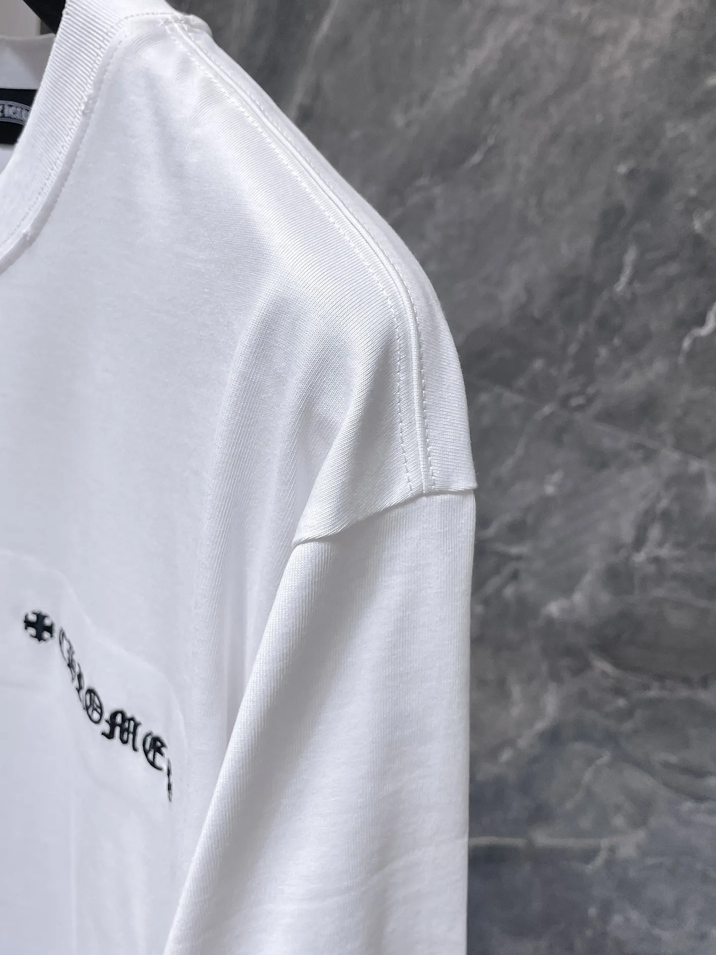P150 new Chrome Hearts 25ss worn model for summer! High-weight, environmentally friendly and high-quality top-quality fabric 280g Crow contrast graffiti frayed embroidered short sleeves. Counter synchronization. 1:1 replica version. Recommended colors: black, white, gray. Size: S, M, L, XL